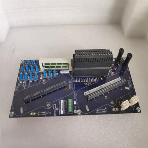 Honeywell 8C‑TAIDB1 16‑channel redundant differential analog input IOTA module, front view