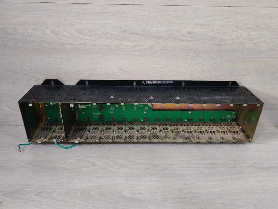 Rear panel connectors and dual power supply input on 900R12R-0101